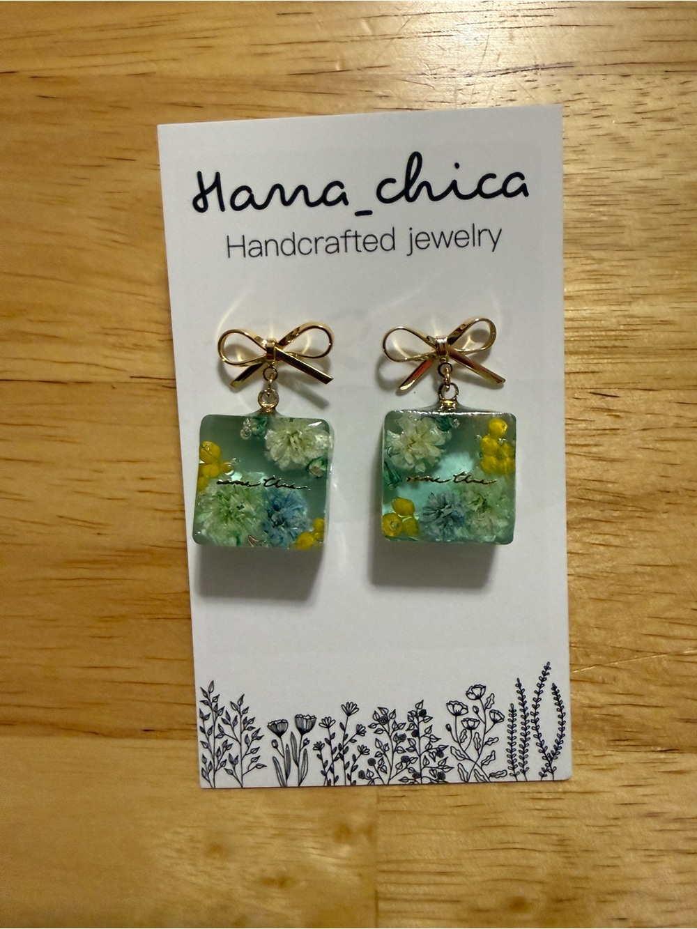 Hana_chica Handcrafted Resin Earrings with Natural Flowers and Bow Motif